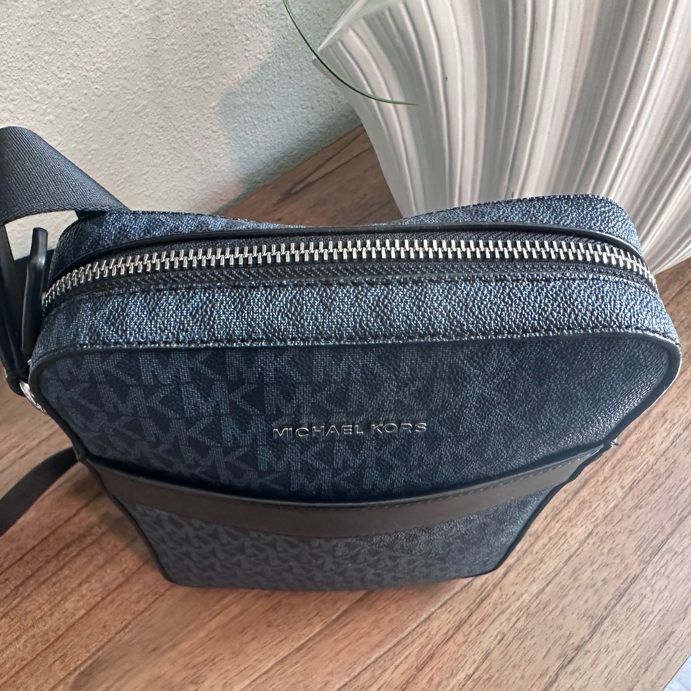 NWOT - Michael Kors Cooper Signature Logo Flight Bag - See Video! - Picture 12 of 13